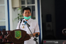 Satono minta masyarakat Sambas tenang meski zona merah COVID-19