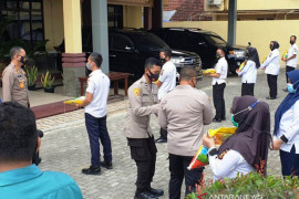 Polda Sumsel bantu beras untuk ASN dan masyarakat isoman
