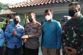 Berdamai, Kapolrestro dan PWI Depok membagikan ratusan sembako