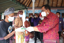 Pemkab Tabanan serahkan BLT bersumber Dana Desa