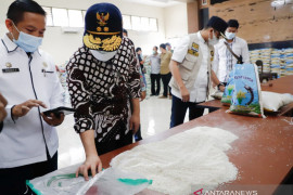 Polisi diminta usut kasus beras bansos berkutu di Bangkalan