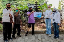 PT TWC menyerahkan bantuan kaki palsu dukung kemandirian disabilitas
