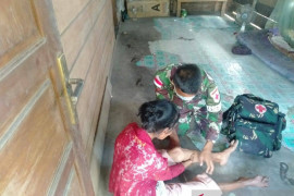 Satgas TNI bantu warga kecelakaan lalu lintas di perbatasan