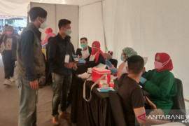 Program vaksinasi massal di Karawang terkendala "server down"