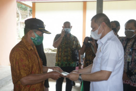 Bupati Paser serahkan sertifikat tanah di Kecamatan Long Kali