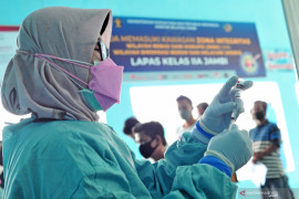 Tetap vaksin COVID-19 dosis kedua  walau terlambat