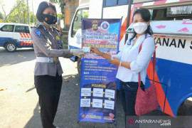 Petugas Samsat Polres Gianyar harus layani masyarakat dengan ramah