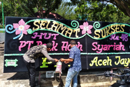 Papan bunga tak sejajar Forkopimda, DPRK Aceh Jaya ngambek di Hut Bank Aceh Syariah Calang