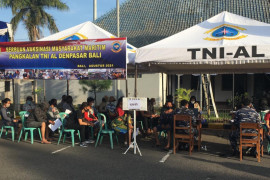 Serbuan Vaksinasi masyarakat maritim oleh TNI AL di pelabuhan