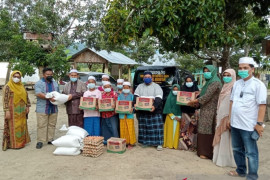 Sambut HUT RI ke 76, Pemkab Tapsel salurkan bantuan