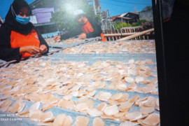 Kerupuk ikan cumi Lebak jadi andalan ekonomi warga pesisir