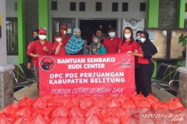 PDI Perjuangan Belitung-Rudi Center salurkan 500 paket makanan untuk warga isoman