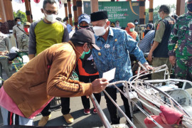 Bupati Situbondo salurkan bansos tunai untuk tukang becak