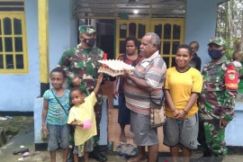 TNI di Mimika Papua beri sembako pada tokoh agama