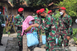 Kopassus TNI AD bagikan 1.000 paket sembako secara "door to door"