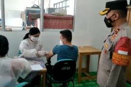 Petugas Vaksinasi Merdeka Matraman bagikan sayur ke peserta