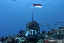 Angin kencang tidak surutkan pemasangan Tugu ANTARA di dasar laut Natuna