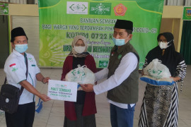 Lazisnu Kudus salurkan 2.100 paket sembako untuk warga terdampak pandemi