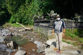 Wabup Klungkung tinjau akses jalan ke Pura Beji Pasekan pasca-banjir