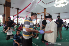 Bupati Situbondo kembali salurkan bansos tunai kepada pedagang kaki lima