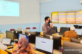 Poliban latih para guru SMA membuat media pembelajaran berbasis komputer
