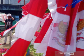 Pedagang bendera musiman keluhkan sepi pembeli