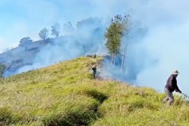 Dua hari, si jago merah di kawasan Bukit Sempana belum bisa dijinakkan