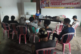 Fotografer National Geographic ini latih komunitas foto di Pulau Banda