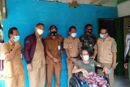 Pemkab Tangerang beri bantuan kursi roda pada warga tidak mampu