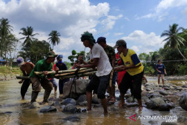 Jembatan gantung di Desa Alat akhirnya mulai dibangun