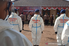 Tim TNI-Polri evakuasi warga Garut positif COVID-19 ke isolasi terpadu