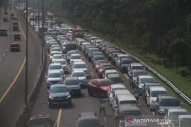 Polres Bogor terapkan "one way" urai penumpukan kendaraan di Jalur Puncak Bogor