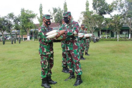 Kodim Trenggalek salurkan 1,6 ton beras untuk warga terdampak PPKM