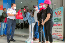 Gandeng Dewi Perssik, "Baik Hati" bagikan 2.500 paket sembako ke sopir angkot