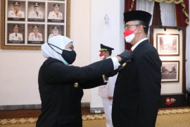 Gubernur Jatim  sematkan Satyalancana Karya Satya bagi ASN berdedikasi