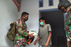 Danrem 081/DSJ bagikan bahan pokok untuk warga terdampak pandemi di Blitar