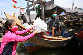 HKGB Ke-69, Ketum Bhayangkari Blusukan Bagikan Bansos ke Nelayan Muara Angke
