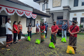 K3S Denpasar serahkan sembako kepada disabilitas saat COVID-19