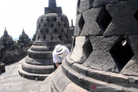 Duh Candi Borobudur diguyur hujan abu Gunung Merapi