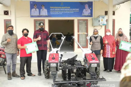 Legislator serahkan alsintan untuk sembilan Keltandi Padang Panjang