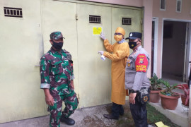 Bhabinkamtibmas dan Babinsa Pagutan dampingi tim tracer "tracing contact COVID-19"