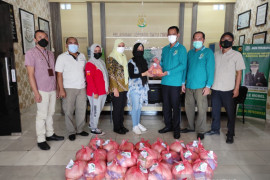 Kejaksaan Negeri Bangka Barat salurkan bantuan paket sembako