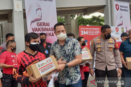 Artis Ari Wibowo ajak warga ikut "Vaksinasi Merdeka" di Kembangan