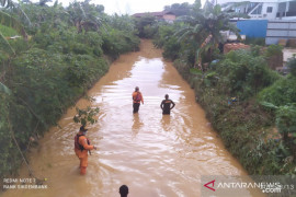Seorang anak hilang terseret arus drainase saat hujan deras