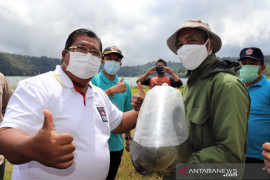 Bupati Buleleng tebar benih ikan di Danau Buyan dan Tamblingan
