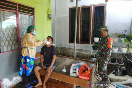Aparat TNI di Nabire dampingi nakes puskesmas lakukan tracing warga