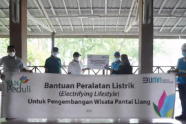 PLN dukung kegiatan UMKM di lokasi wisata pantai Hunimua, gairahkan perekonomian