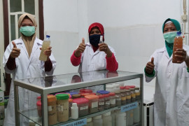 Kelompok binaan JOB Tomori produksi disinfektan-handsanitizer herbal