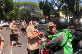 Pramuka Kwarda Bali berbagi nasi bungkus untuk warga Denpasar