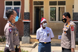 Joni, pemanjat tiang bendera dapat kado kemerdekaan dari Kapolda NTT